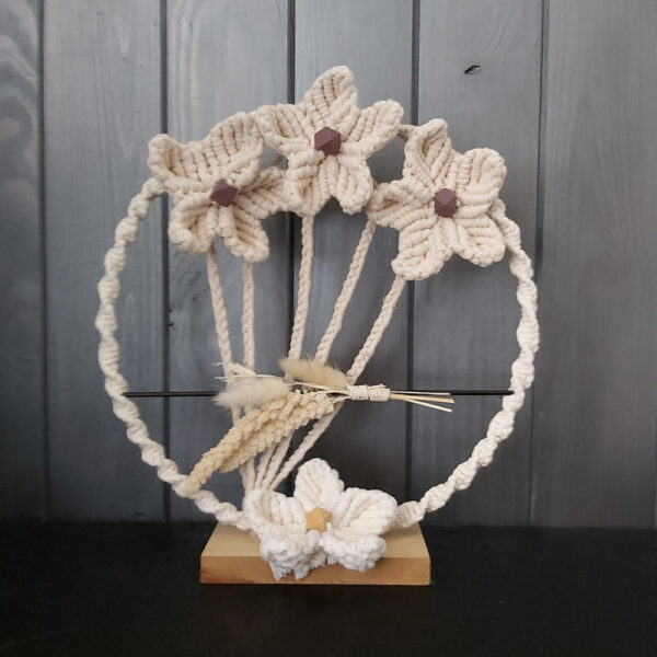 Composition florale en macramé