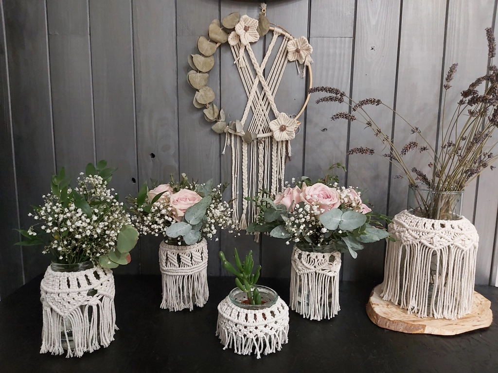 Pots et vases décorés en macramé