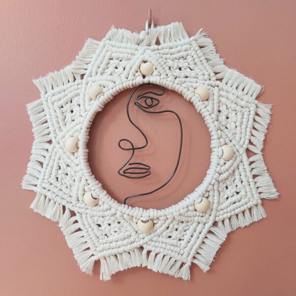 Mandala macramé avec visage