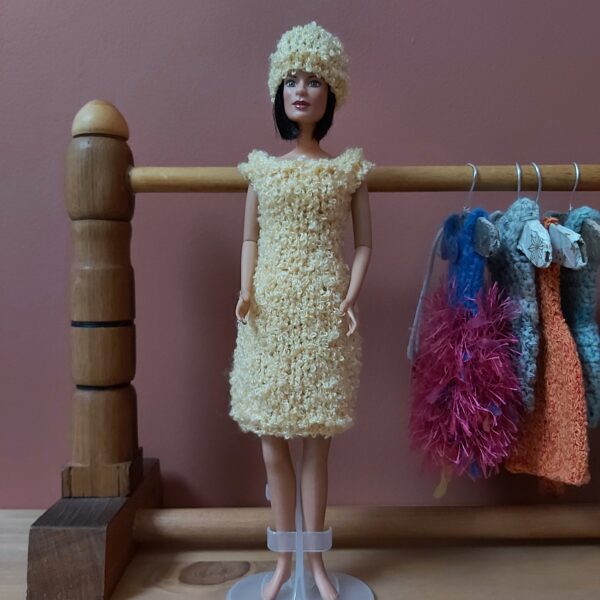 robe et bonnet jaunes