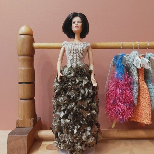 Robe marron et beige
