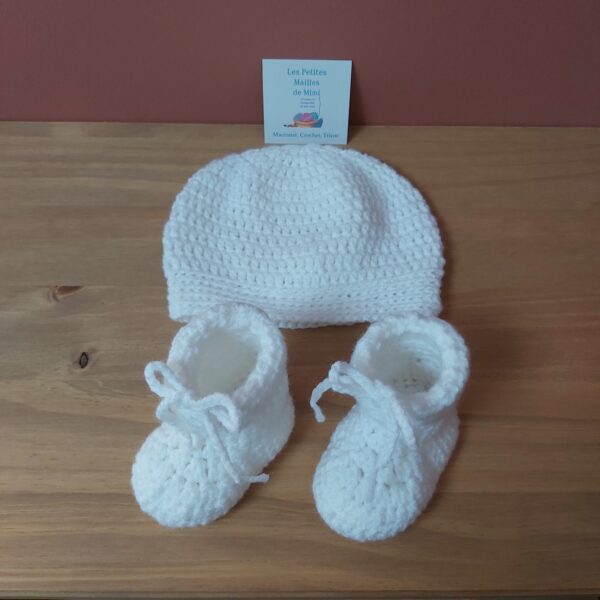 bonnet et chaussons blancs