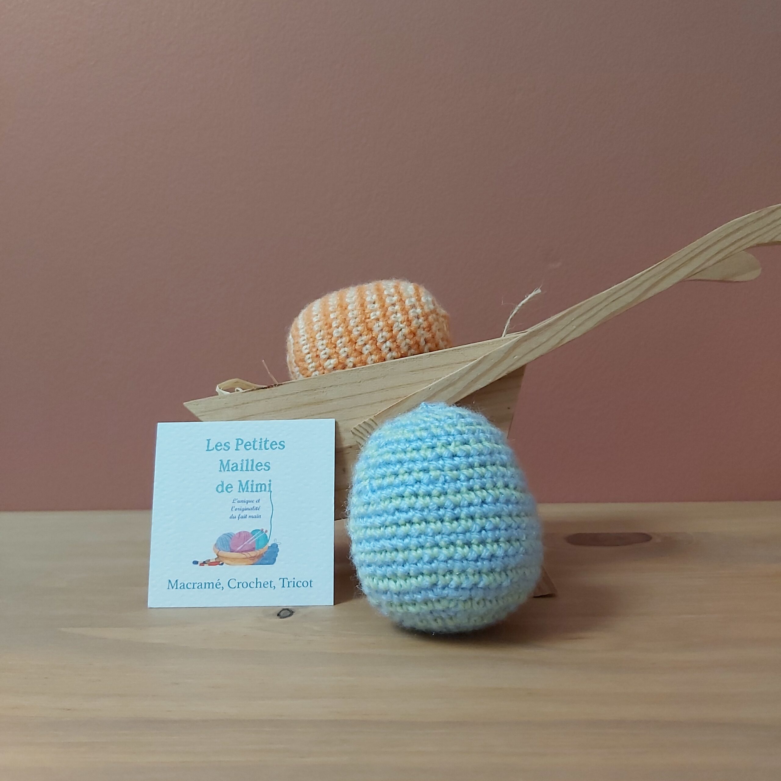 oeuf de pâques vert et bleu