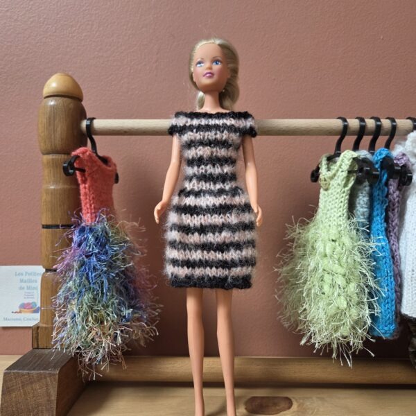 Robe rayée noire et rose pour Barbie